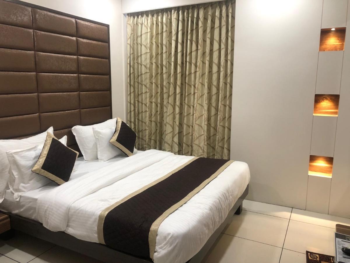 Hotel Circle Inn Ahmedabad Exteriör bild